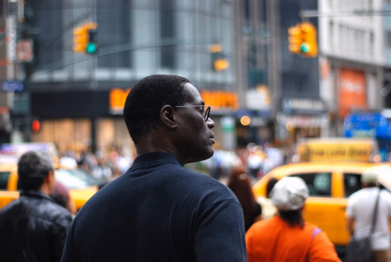 El aumento del coste de la vida en Nueva York y la retirada de las restricciones por la pandemia pondrán en peligro la recuperación de las comunidades con menos recursos, según una nueva encuesta